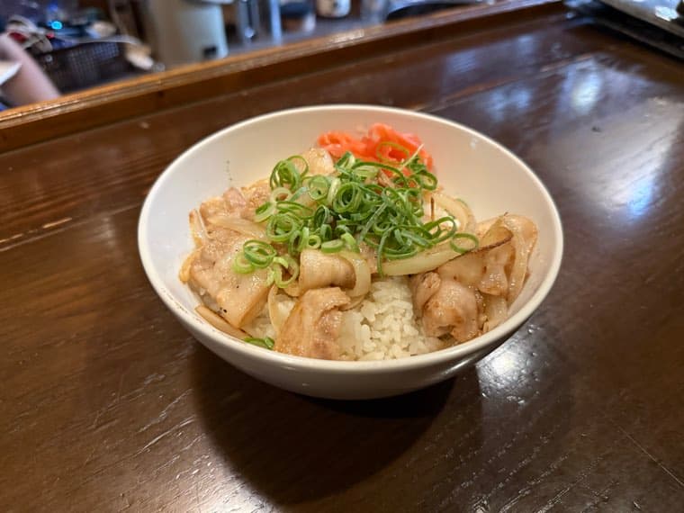 焼鳥やっちゃん 三田ポークの塩豚カルビ丼
